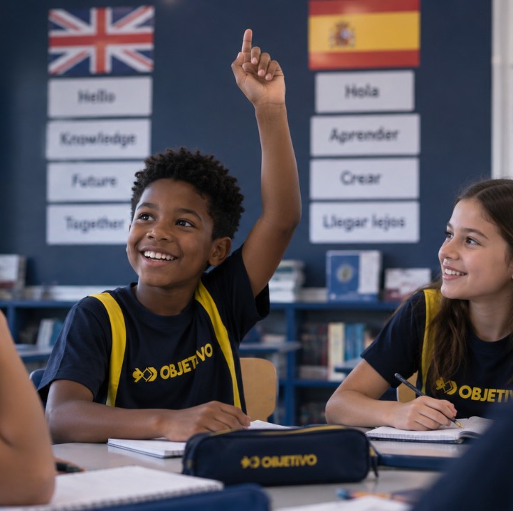 Alunos do Colégio Ipê em aula de inglês e espanhol, com mural de vocabulário ao fundo
