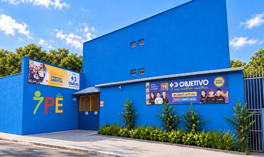 Fachada do Colégio Ipê, no Jardim Ipê, em São Paulo, com o letreiro do Sistema de Ensino Objetivo